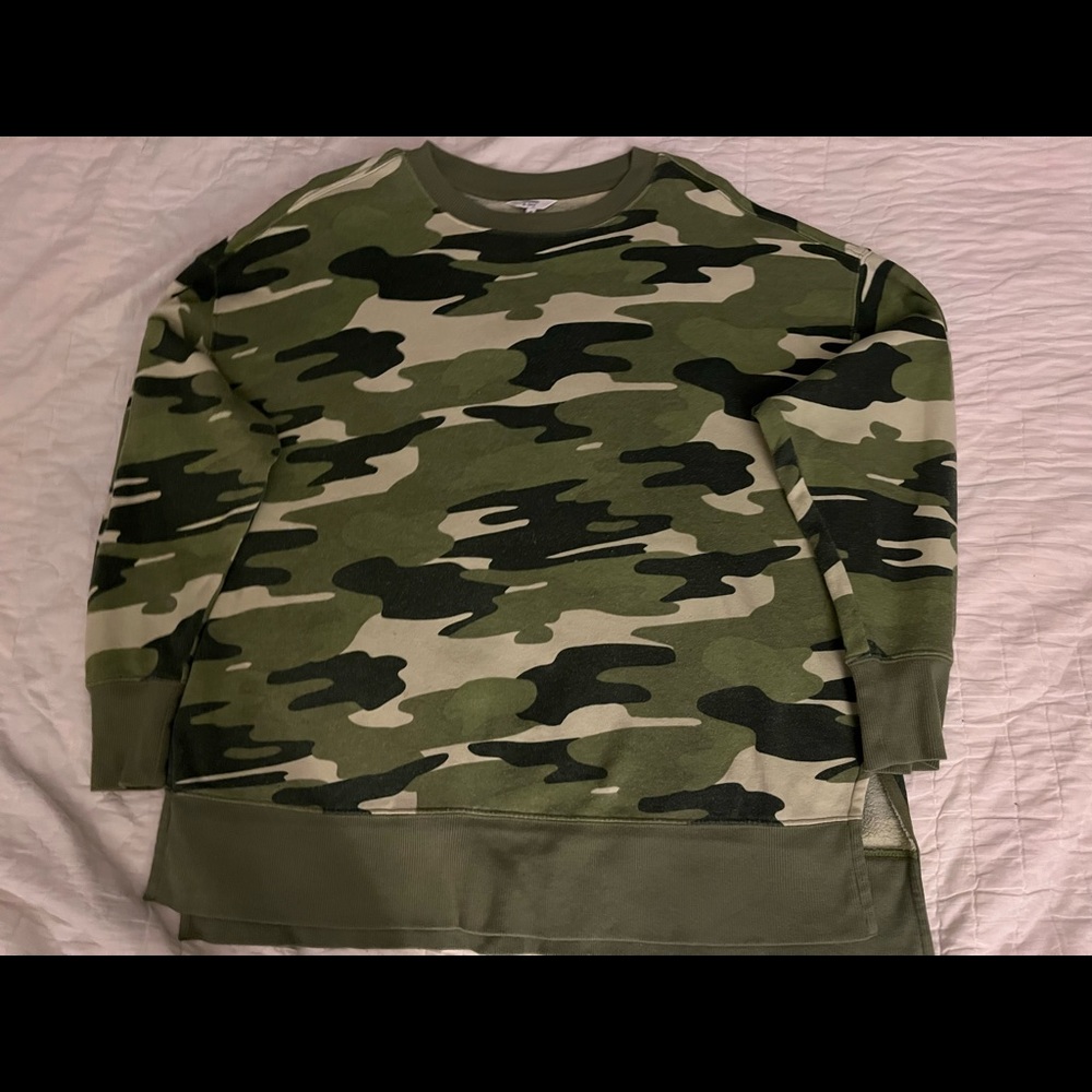Crown and Ivy Long Sleeve Printed Sweeper Top